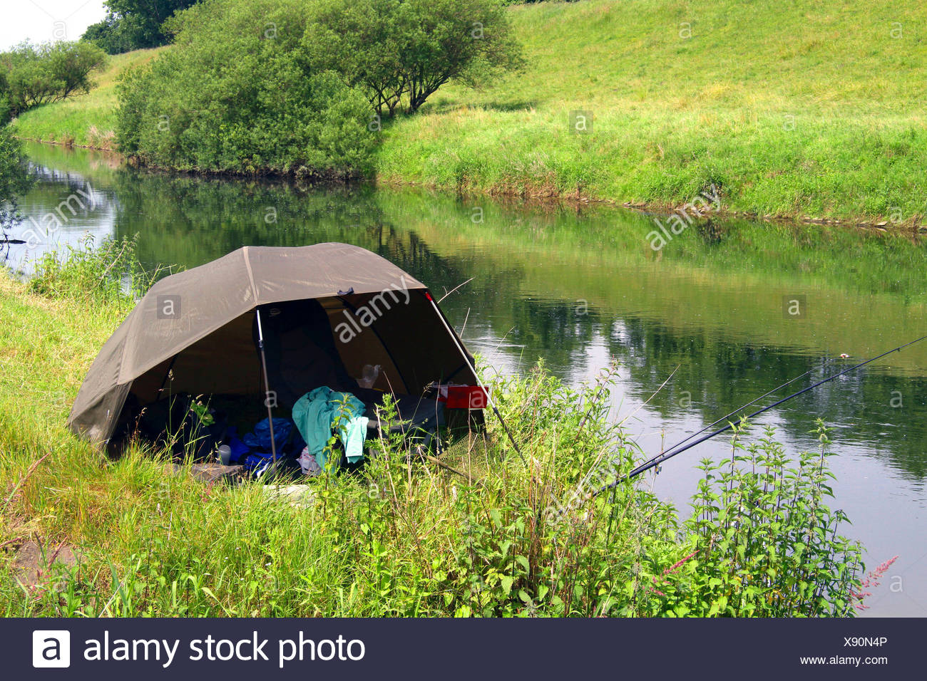 Zelt der Angler am Fluss, Deutschland, Nordrhein-Westfalen Stockfotografie  - Alamy