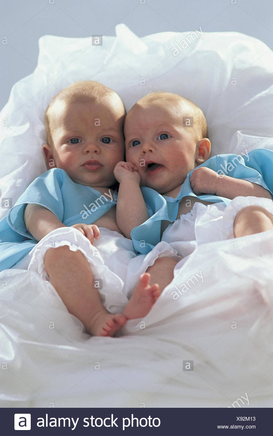 Bett Babys Zwillinge Luge Innen Zwei Kinder Sauglinge Kleinkinder Mehrlinge Geschwister Geschwister Paar Ausdruck Sicherheit Stockfotografie Alamy