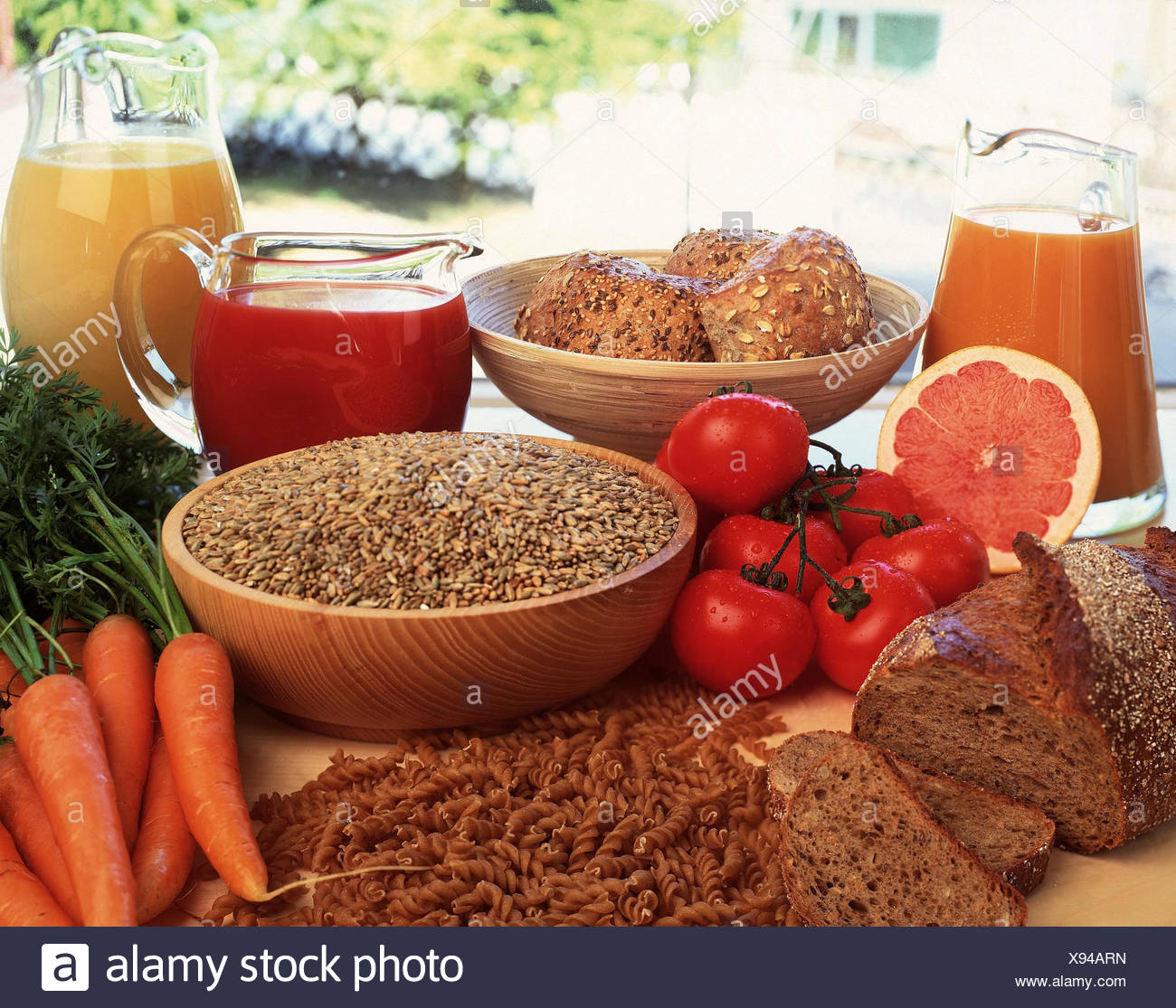 Still Life Vollkornprodukte Brot Brotchen Nudeln Zentrum Schlage Safte Gemuse Vollwertkost Ernahrung Gesund Vollkorn Reich An Ballaststoffen Raufutter Vollkornbrot Vollkorn Nudeln Vollkorn Brotchen Vollwertige Ernahrung Stockfotografie