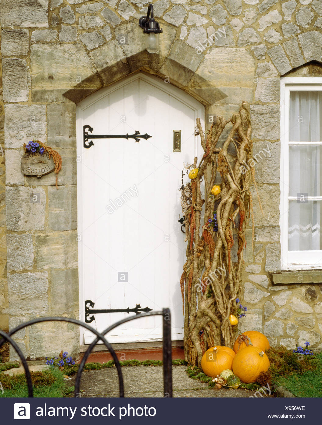 White Front Door Country House Stockfotos White Front Door