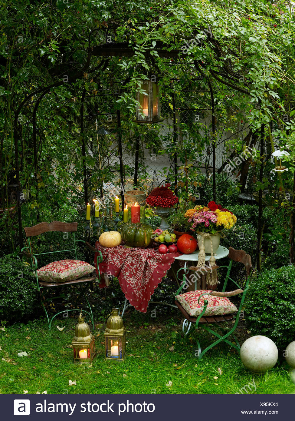 Gartentisch Mit Herbstlichen Dekoration In Stilvollem Ambiente Stockfotografie Alamy