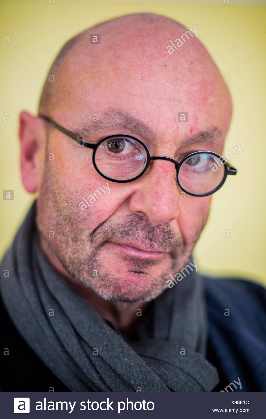 Tilburg Niederlande Studio Portrat Einer Glatze Mann Mit Brille Vor Einem Gelben Hintergrund Gedanken Versteckt Stockfotografie Alamy