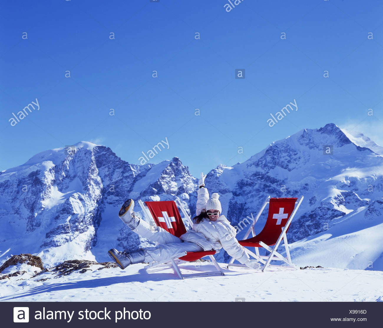 Frau Mutze Hut Winter Jacke Spass Witz Freude Winter Liegestuhl Nehmen Es Einfach Entspannen Schweizer Kreuz Sonnen Berg Stockfotografie Alamy