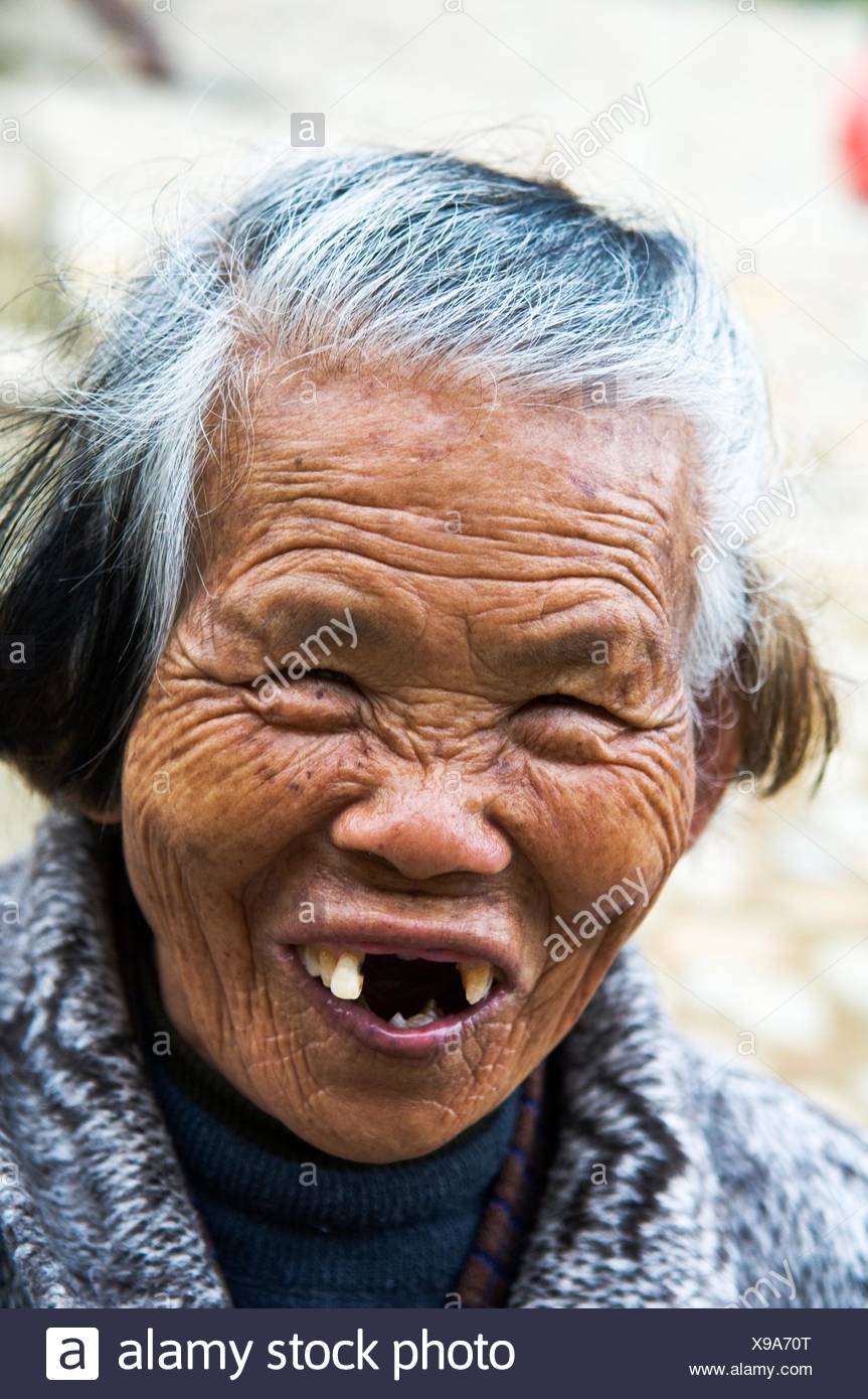 Schlechte Zähne, aber glücklich. eine alte Frau in der chinesischen