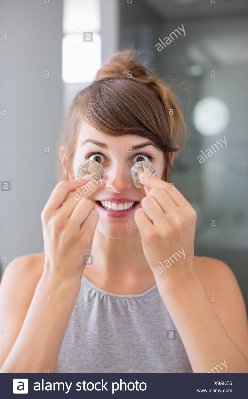 Portrait Der Schonen Frau Mit Teebeutel Vor Ihren Augen Stockfotografie Alamy
