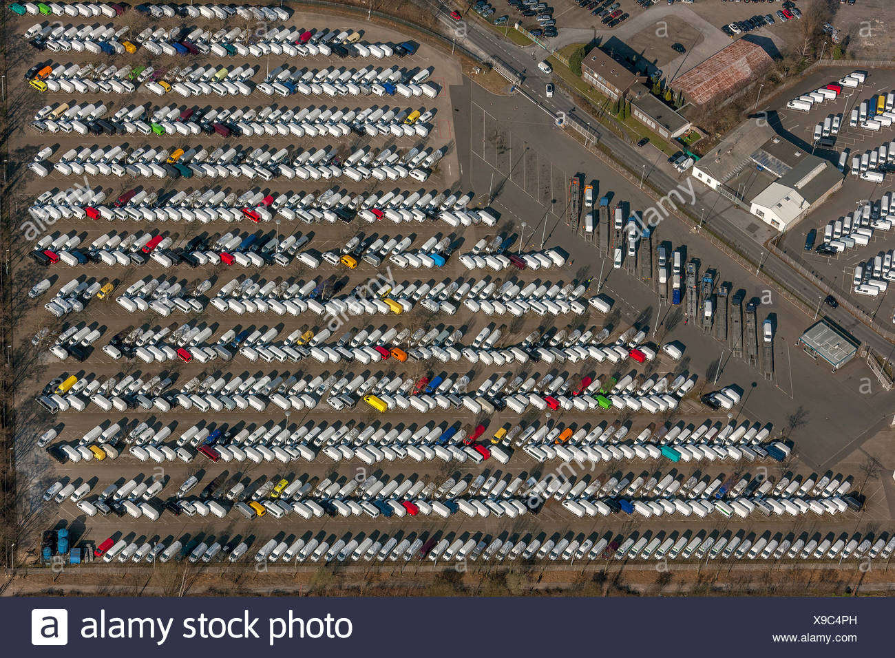 Luftaufnahme Parkplatz Fur Neue Autos Sprinter Produktionsstandort Mercedes Benz Dusseldorf Rheinland Nordrhein Westfalen Stockfotografie Alamy