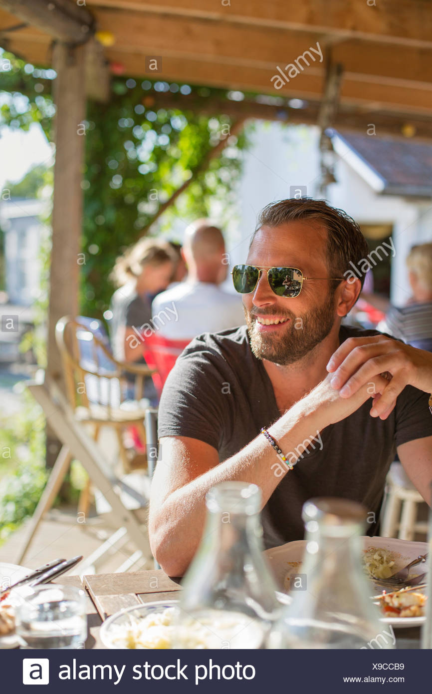 Schweden, Skane, reifer Mann in Essen-Sonnenbrille Stockfoto