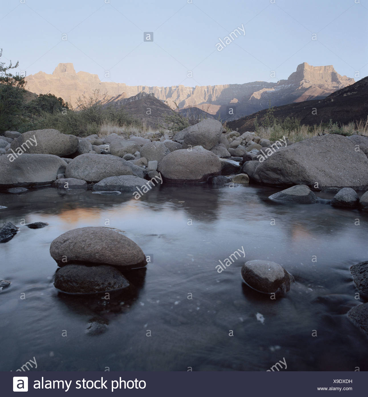 Südafrika, Kwa Zulu Natal, Drakensberge, Tugela River, Gebirgsbach, Amphitheater im Hintergrund Stockfoto
