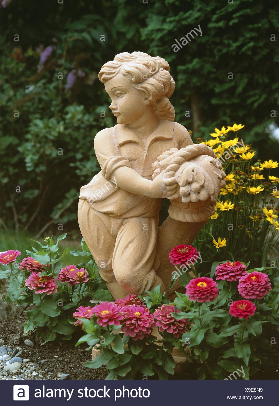 Park Blumenbeet Terrakotta Figur Garten Garten Park Park Figur Figur Schmuck Deko Dekoration Pflanzen Blumen Garten Blumen Zierpflanzen Blumen Bluten Blute Sommer Stockfotografie Alamy