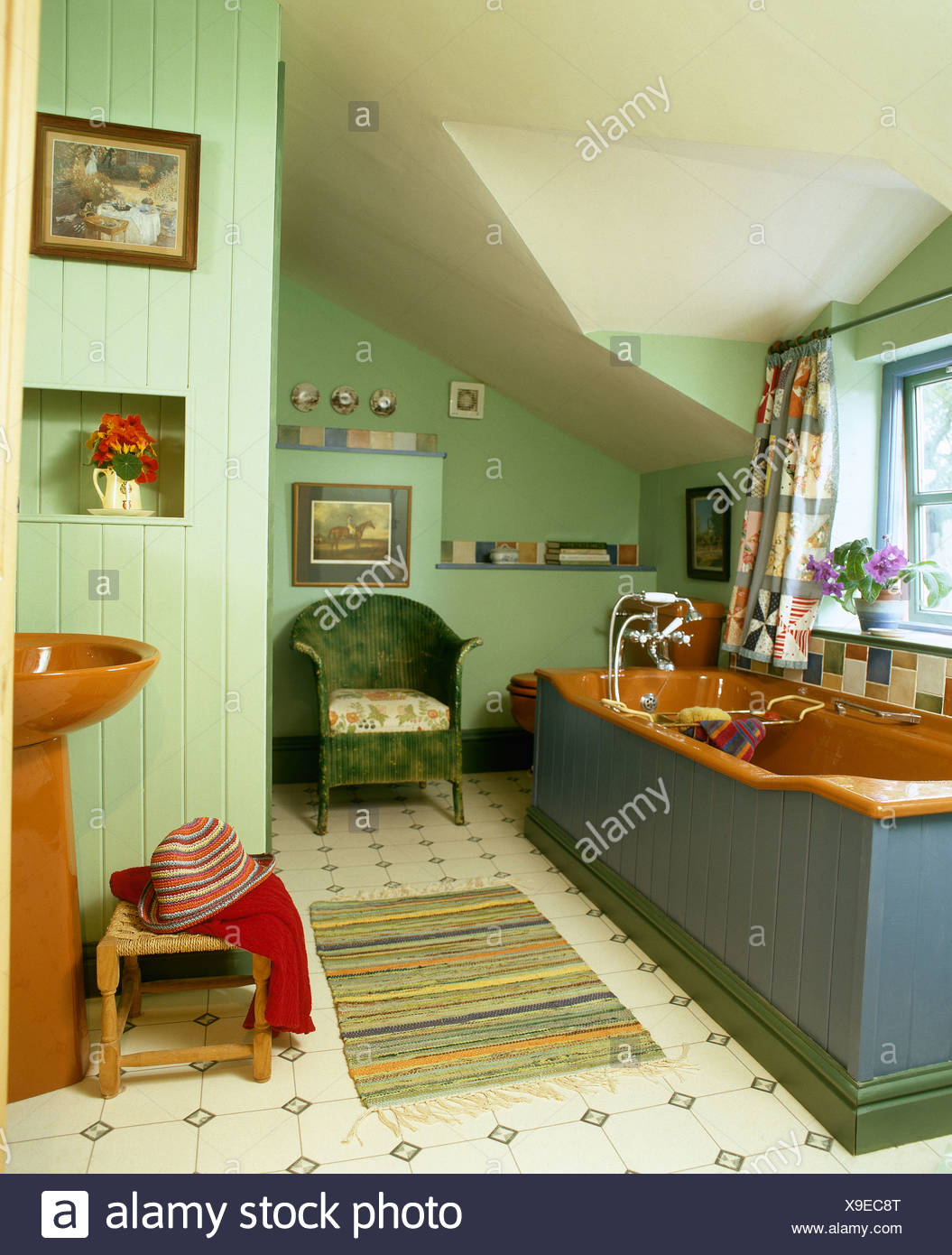 Terrakotta Farbigen Bad Und Sockel Becken In Blass Grun Dachgeschoss Badezimmer Mit Blau Lackierten Bad Panel Und Vinyl Boden Stockfotografie Alamy