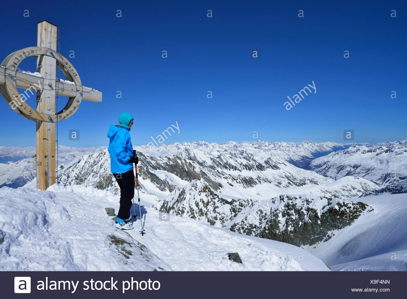 Hinterland Skifahrerin Stehen Neben Einem Gipfel Kreuz Hinterer Seelenkogel Obergurgl Otztaler Alpen Tirol Osterreich Stockfotografie Alamy