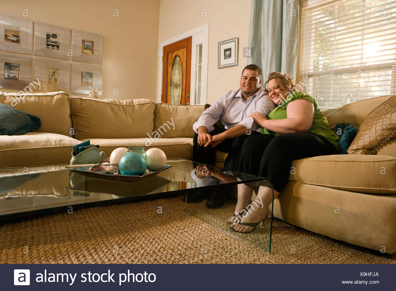 Ubergewicht Paar Sitzt Auf Dem Sofa Im Wohnzimmer Stockfotografie Alamy
