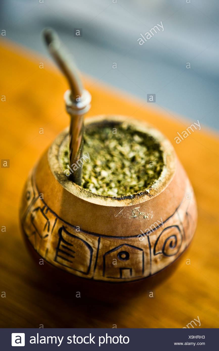 People Drink Yerba Mate Stockfotos & People Drink Yerba Mate Bilder - Alamy