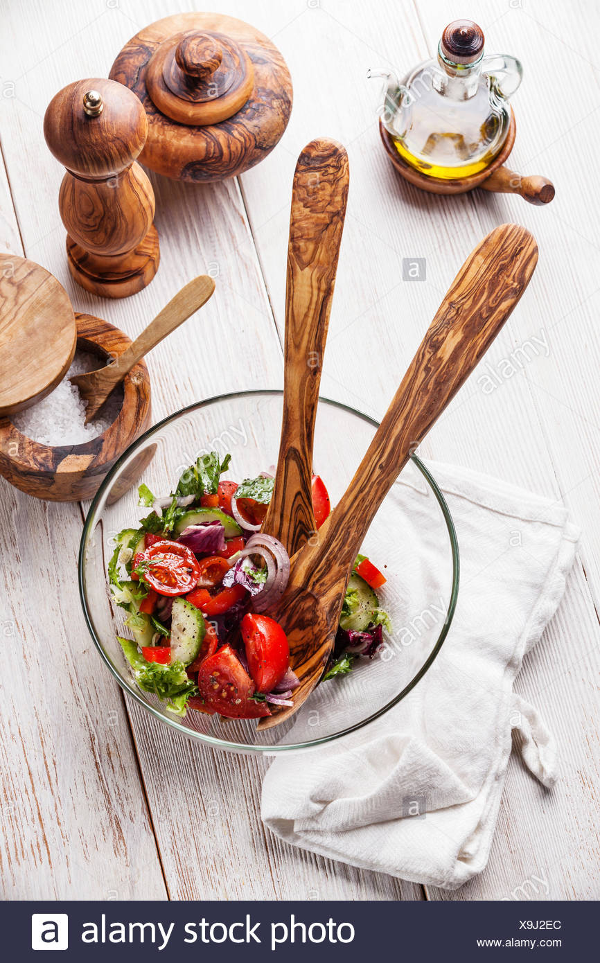 Salat aus frischem Gemüse und Oliven Holz Geschirr Stockfoto