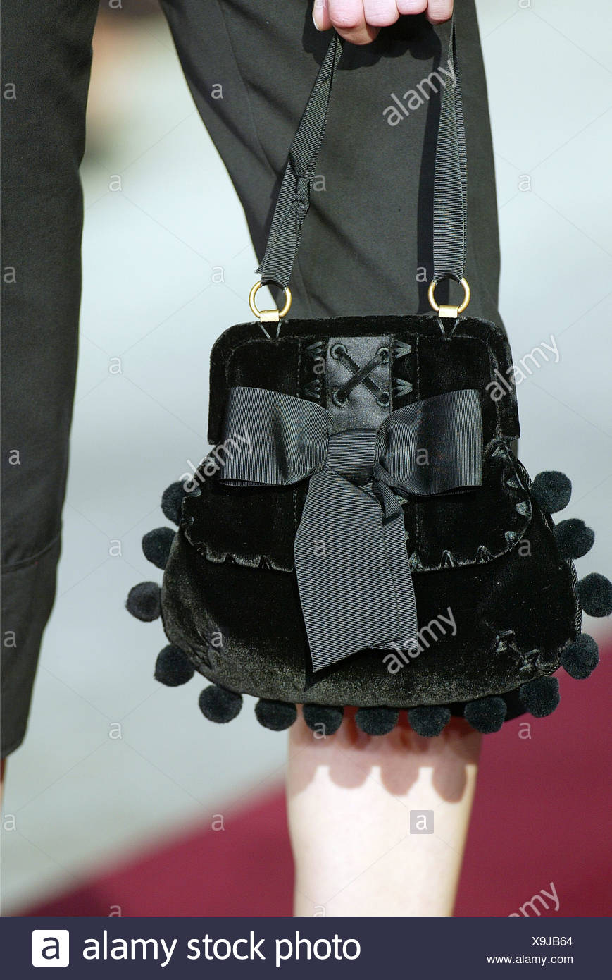 Yves Saint Laurent Nahaufnahme Von Weiblichen Modell Halt Eine Kleinen Schwarzen Samt Abend Handtasche Handtasche Hat Grosse Schwarze Schleife Criss Stockfotografie Alamy