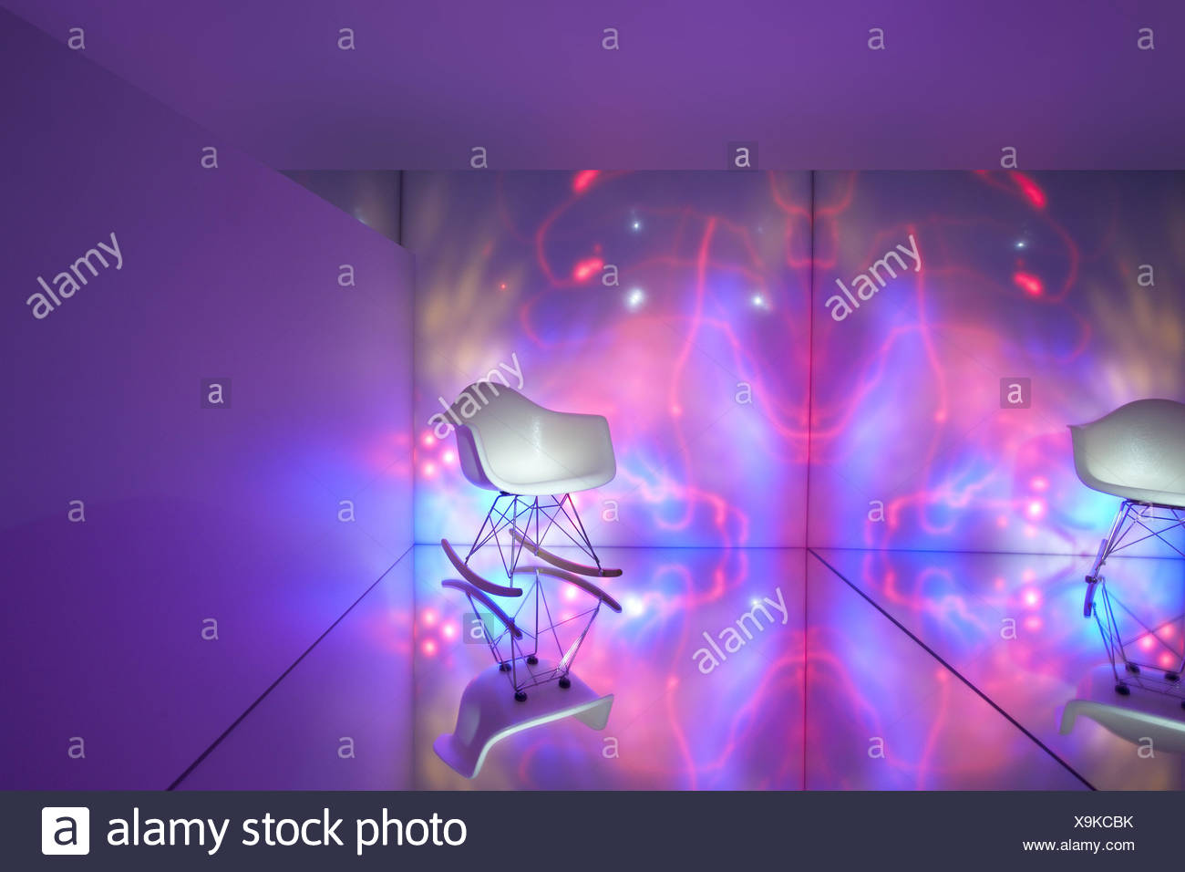Zimmer Lichtobjekte Rocking Stuhl Modern Design Spiegelung Innenaufnahme Reflektor Wande Boden Licht Proben Strahlend Rosa Lila Stuhl Individuell Einrichten Wohnen Designerstuhl Designerstuck Mobel St Mobel Stuck Sitzmobel Hell