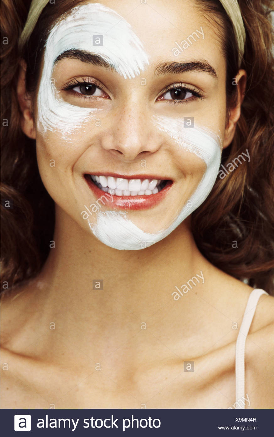Under Skin Stockfotos & Under Skin Bilder Seite 10 Alamy Weibliche lange lockige brünette Haare aus Gesicht Stirnband Creme auf Gesicht im Halbfinale Kreise rundes