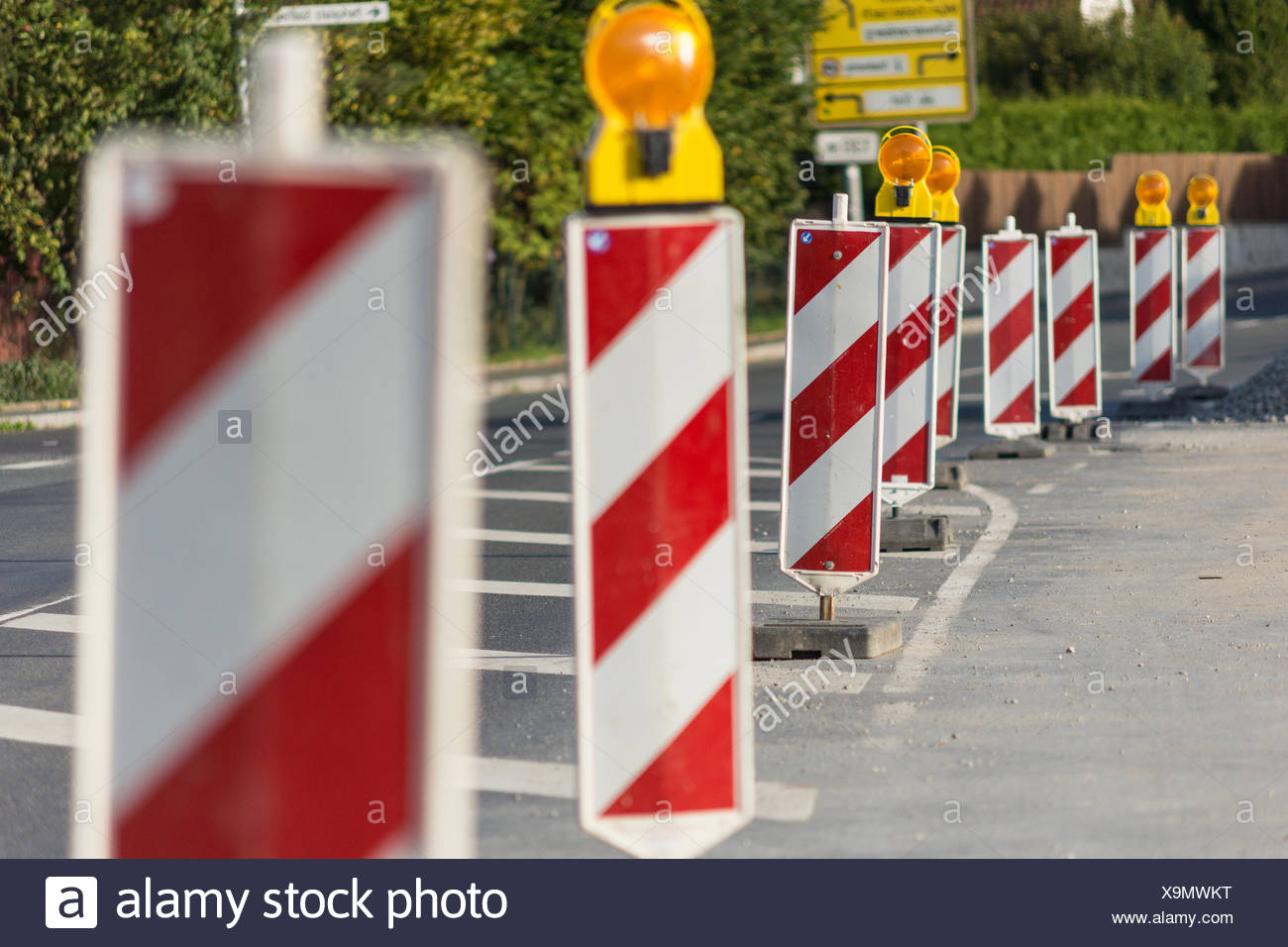 Aufgereihte Absperrbaken Zur Markets Einer Tenebra Stockfoto