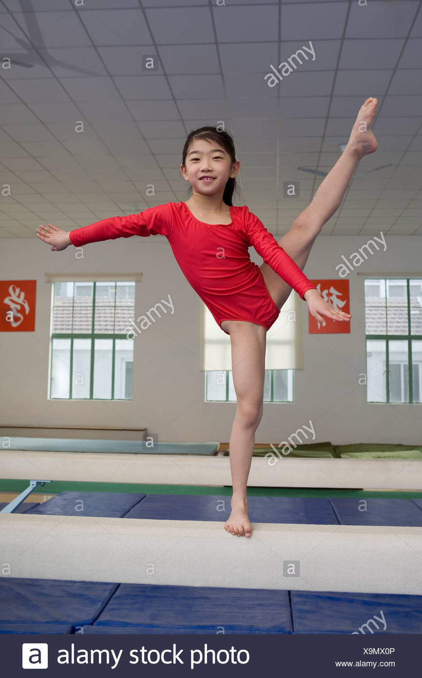 Junge Madchen Uben Gymnastik Stockfotografie Alamy