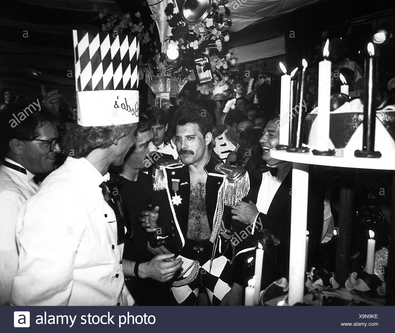 Queen, englische Band, fand 1970, Sänger Freddy Mercury, halbe Länge, auf  seiner Geburtstagsfeier in der Diskothek "Henderson", München, 1985  Stockfotografie - Alamy