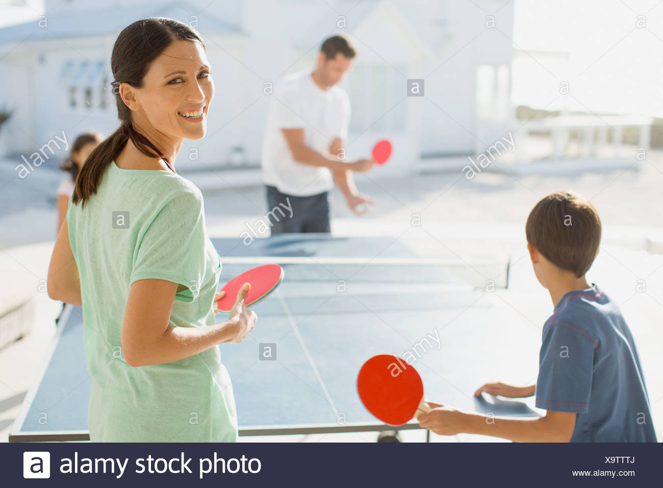 Kinder Spielen Tischtennis Stockfotos Und Bilder Kaufen Alamy