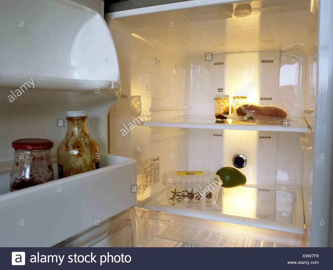 Blick In Ein Fast Leerer Kuhlschrank Stockfotografie Alamy