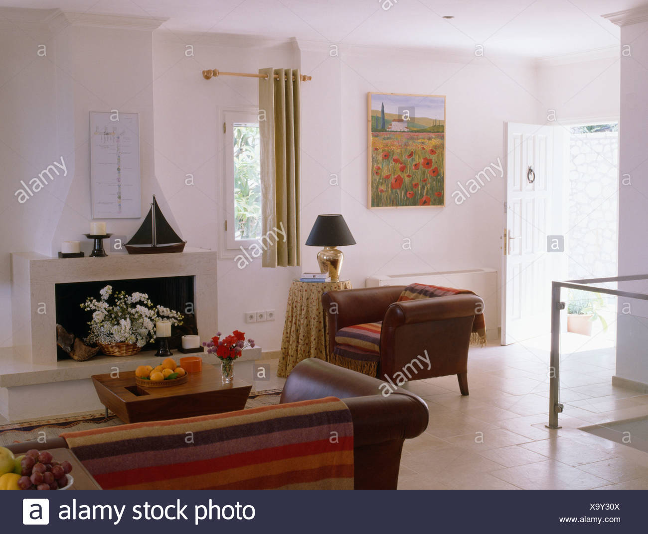 Braun Ledersessel Und Sofa Im Modernen Weissen Kusten Wohnzimmer