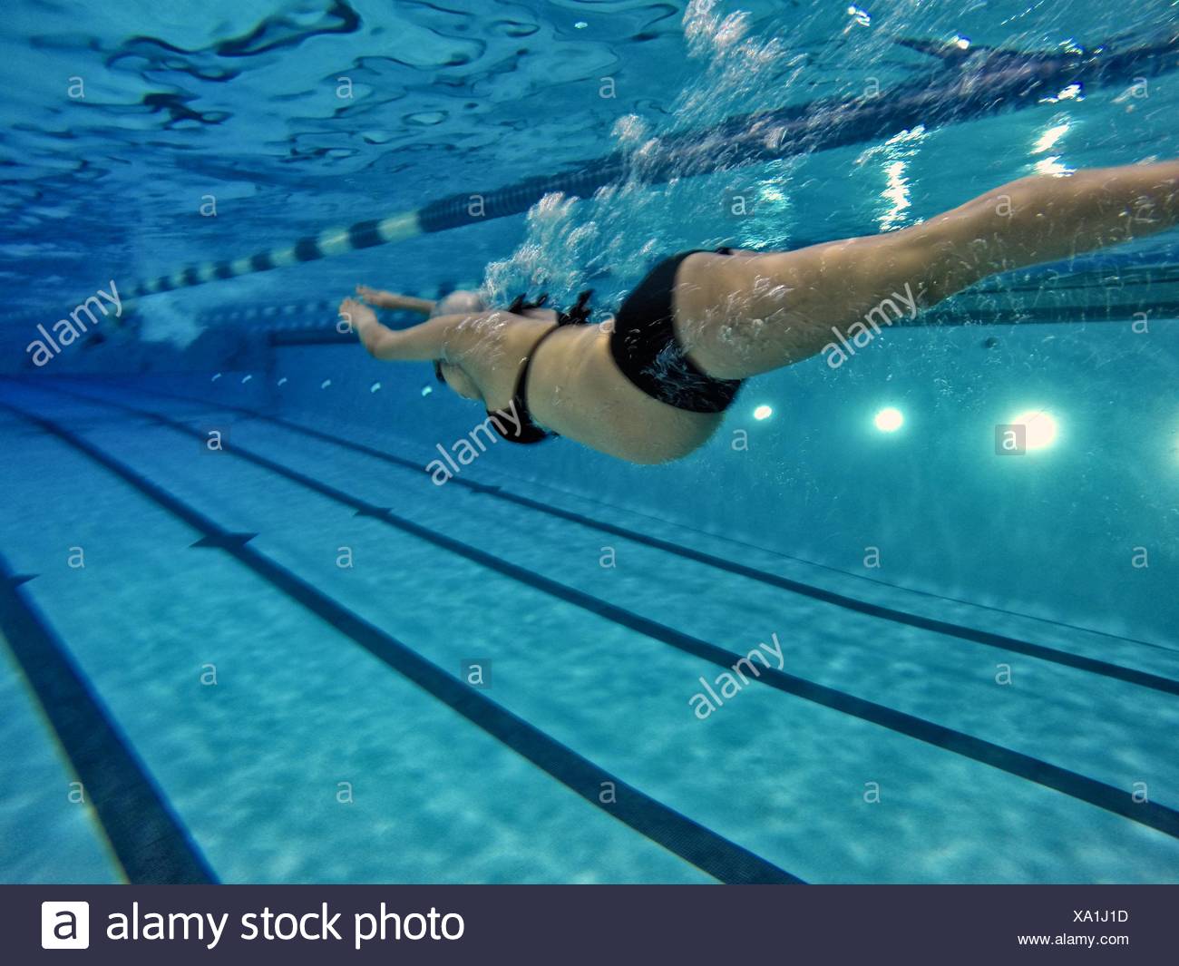 Eine 37 Wochen Schwanger Frau Schwimmt Runden Im Innenpool Stockfotografie Alamy
