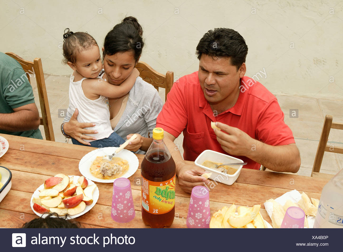 Kleine Familie Essen Asuncion Paraguay Sudamerika Stockfotografie Alamy