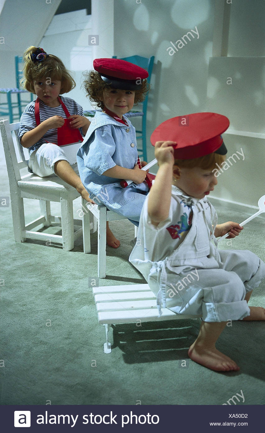 Kinder Junge Madchen Zu Trainieren Spiele Drinnen Zu Hause