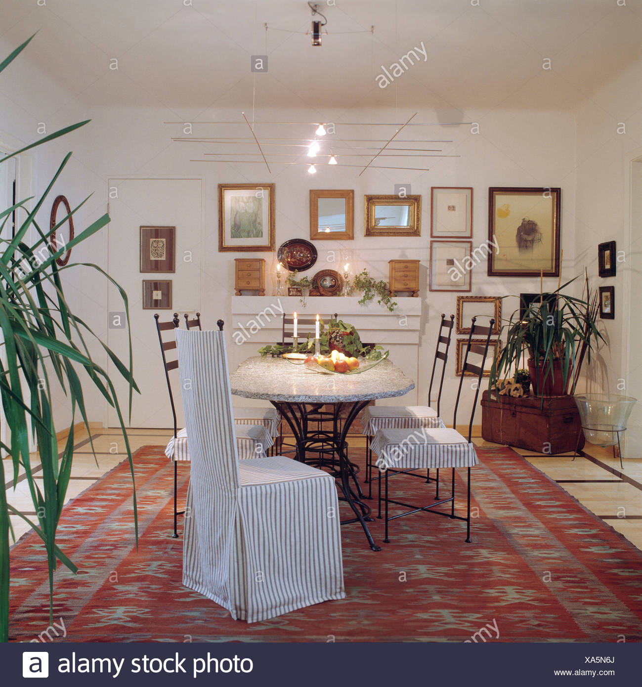 Echte Homesdining Raum Stein Esstisch Grosse Gemusterten Teppich Am Boden Gerahmte Bilder An Wand Die Gestreiften Auf Metla Stuhlen Abdeckt Stockfotografie Alamy