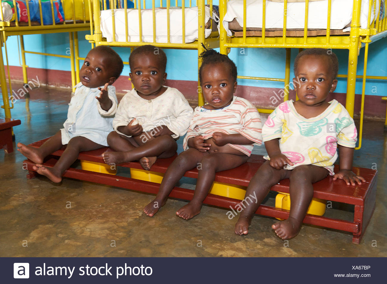 Kleinen Kindern Auf Dem Topfchen In Einem Waisenhaus In Der Nahe Von Bukoba Tansania Afrika Stockfotografie Alamy