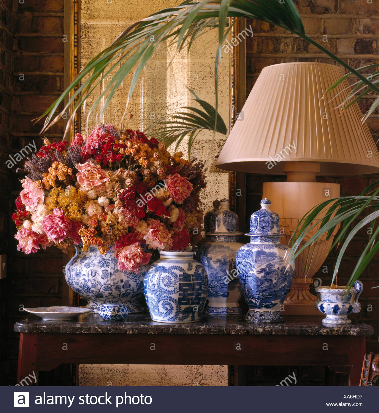Rosa Rosen In Getrockneten Blumen Arrangement Auf Tisch Mit Sammlung Von Blaue Weisse Chinesische Topfe Stockfotografie Alamy