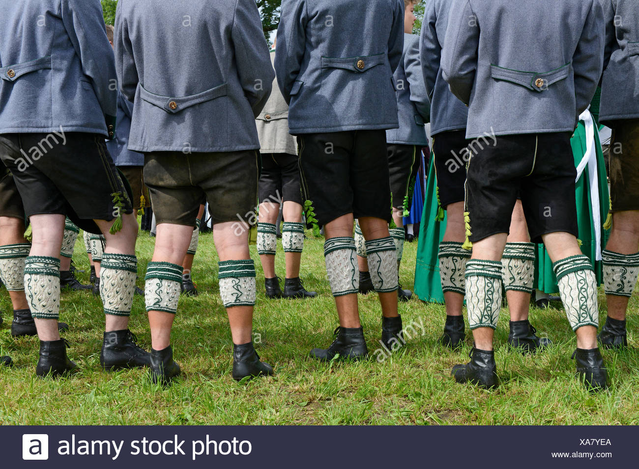 Manner In Lederhosen Und Traditionellen Loferl Traditionelle Trachtenumzug Oberland Gaufest In Baiernrain Oberbayern Stockfotografie Alamy