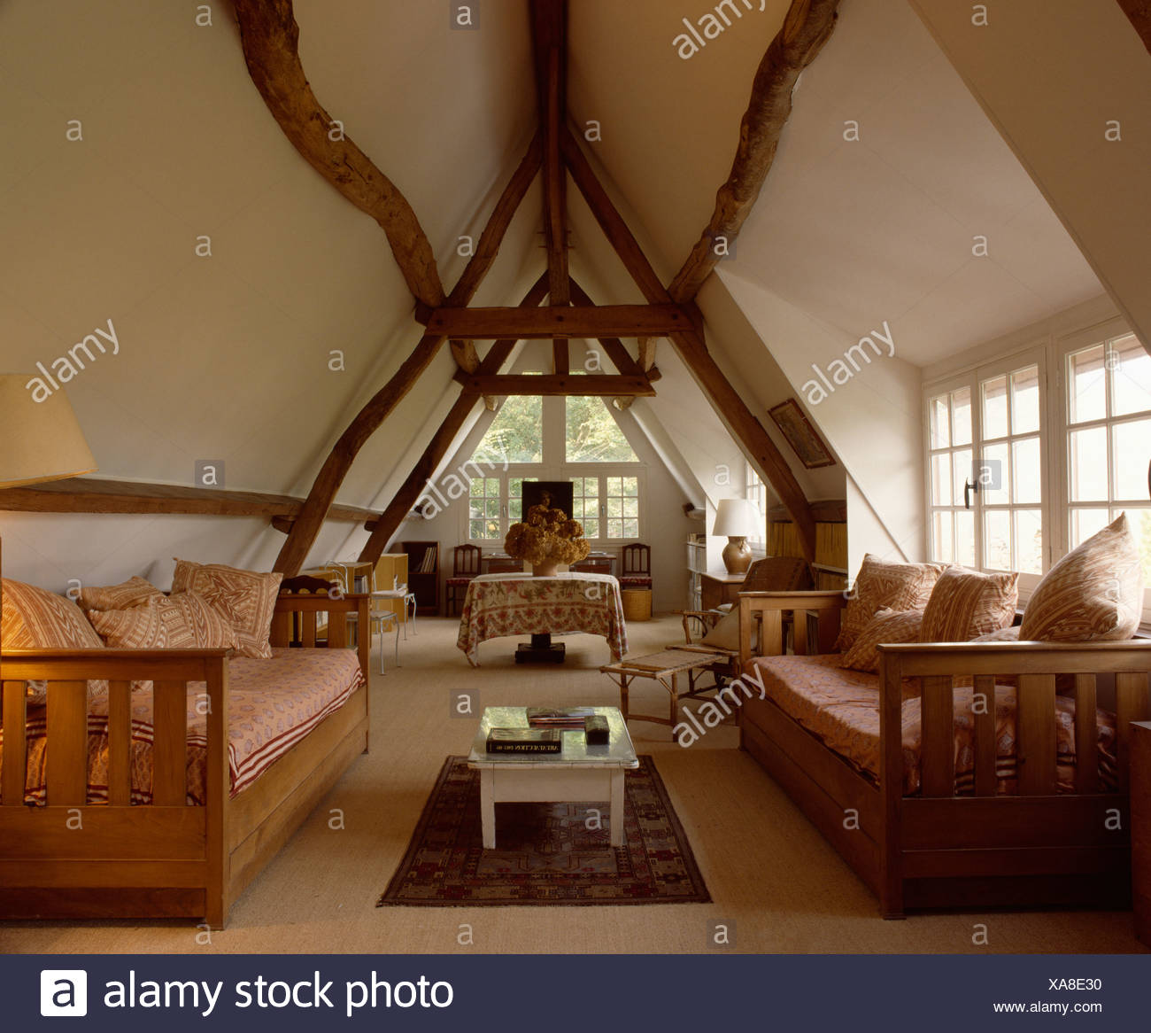 Aus Holz Gerahmte Sofas Mit Rosa Kissen In Holzbalken Wohnzimmer Im Land Dachgeschossausbau Stockfotografie Alamy