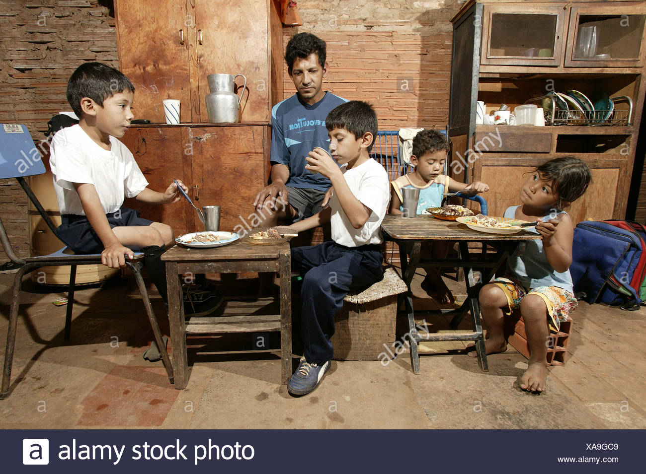 Guarani Familie Essen Alleinerziehender Vater In Den Armen Gegend Von Chacarita Asuncion Paraguay Sudamerika Stockfotografie Alamy