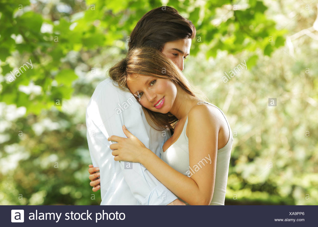 Die Romantische Umarmung Eines Jungen Paares In Der Liebe Stockfotografie Alamy