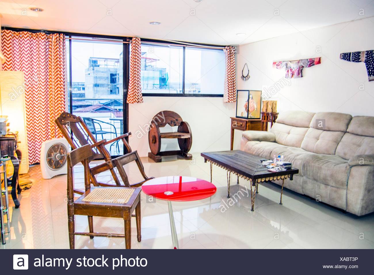 Wohnzimmer Einrichtung mit antiken und modernen Möbeln und Dekor, in ... Wohnzimmer Einrichtung mit antiken und modernen Möbeln und Dekor, in ...