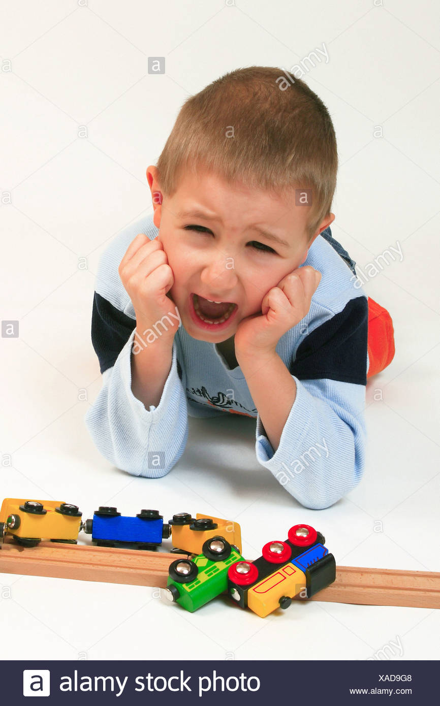 Junge Frustriert Kleinkind Kind Kind Frustration Sad Weinen Weinende Junge Spiel Spielen Spiele Spielzeug Eisenbahn Stockfotografie Alamy