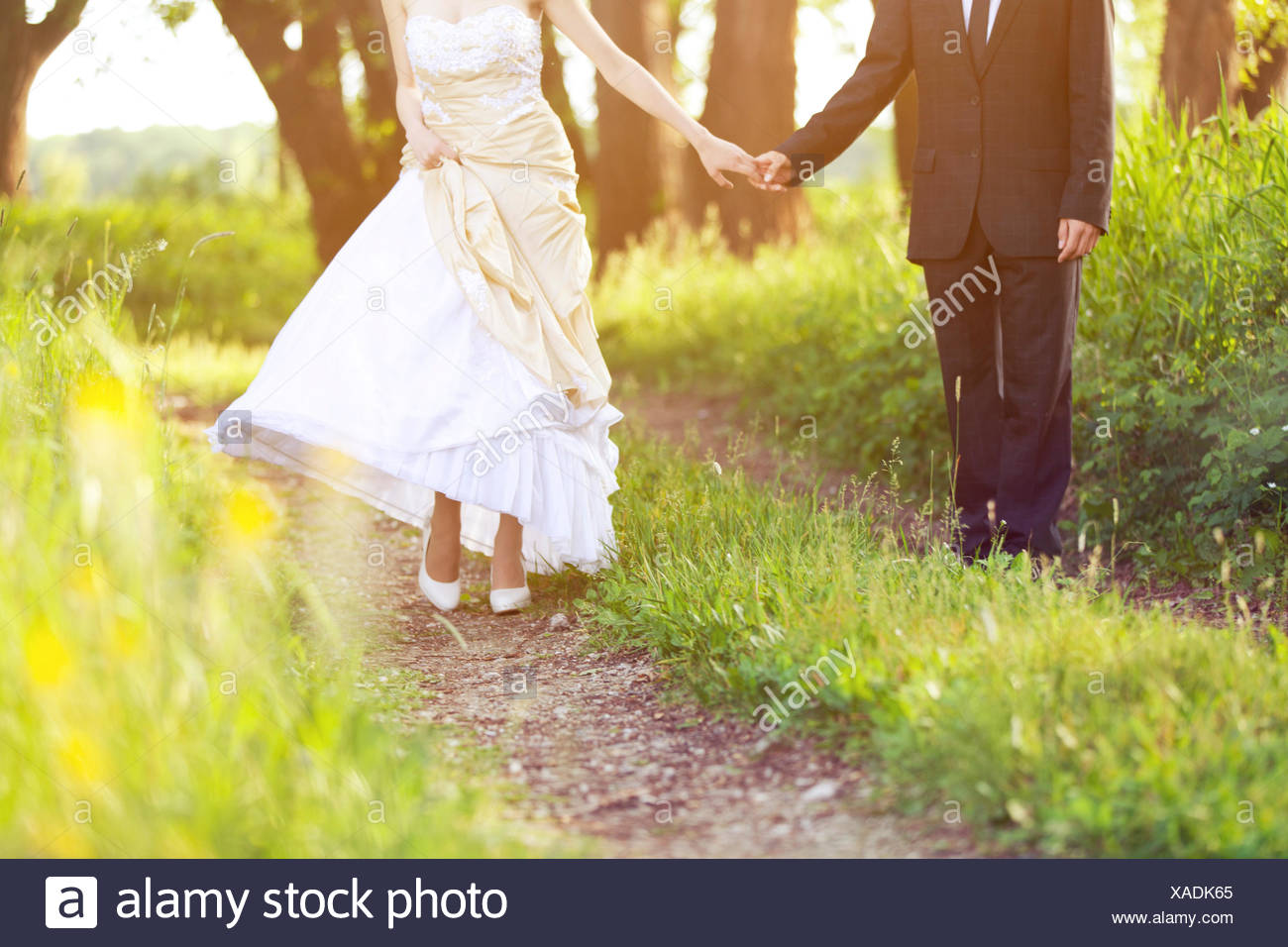 Braut und Bräutigam, Spaziergang in der Natur Stockfoto