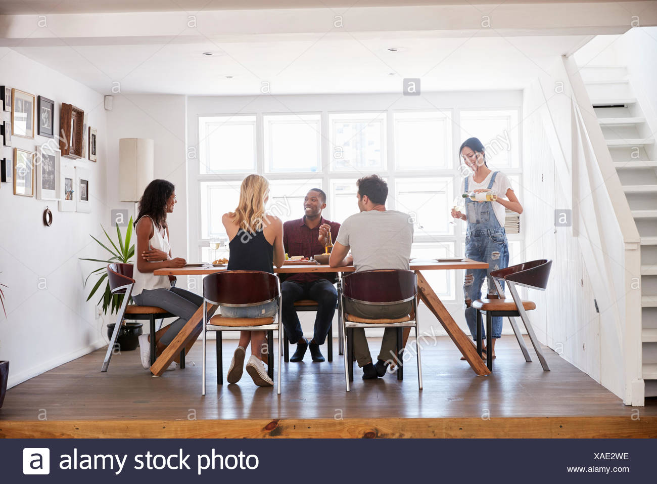 Gruppe Von Freunden Die Dinner Party Zu Hause Gemeinsam Geniessen
