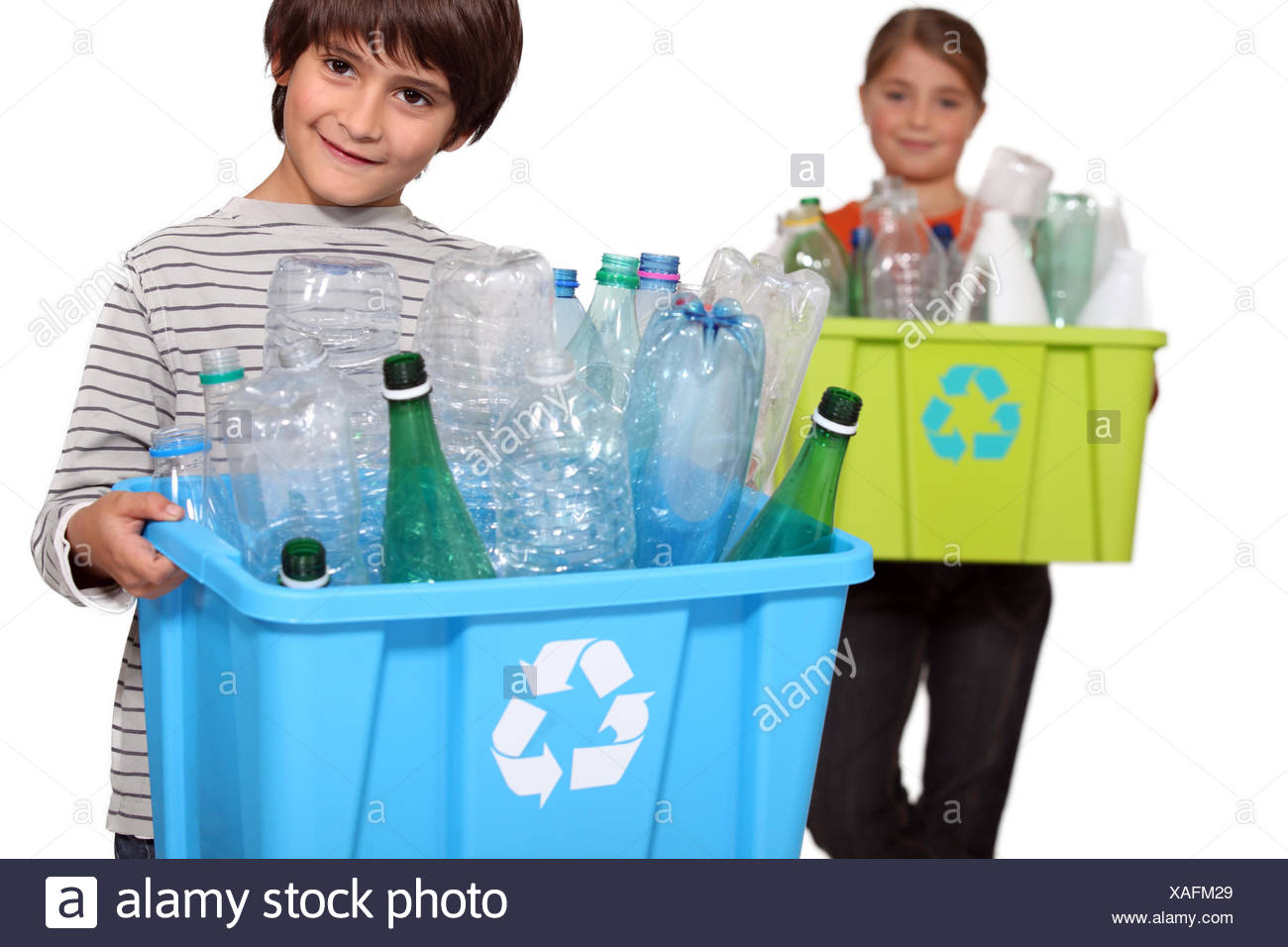 Kinder Recycling Von Kunststoff Flaschen Stockfotografie Alamy