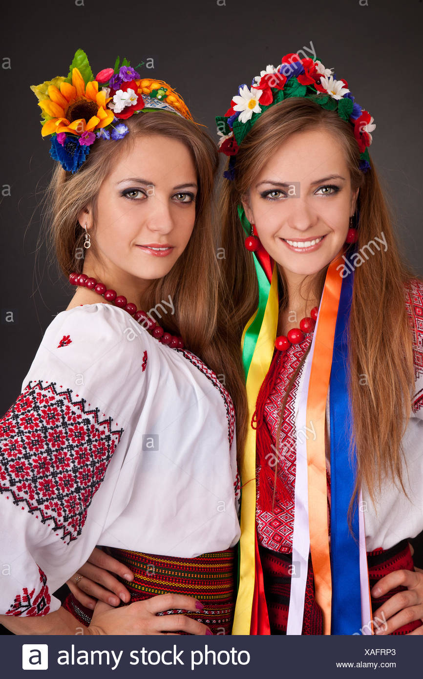 Junge Frauen In Der Ukrainischen Kleidung Stockfotografie Alamy