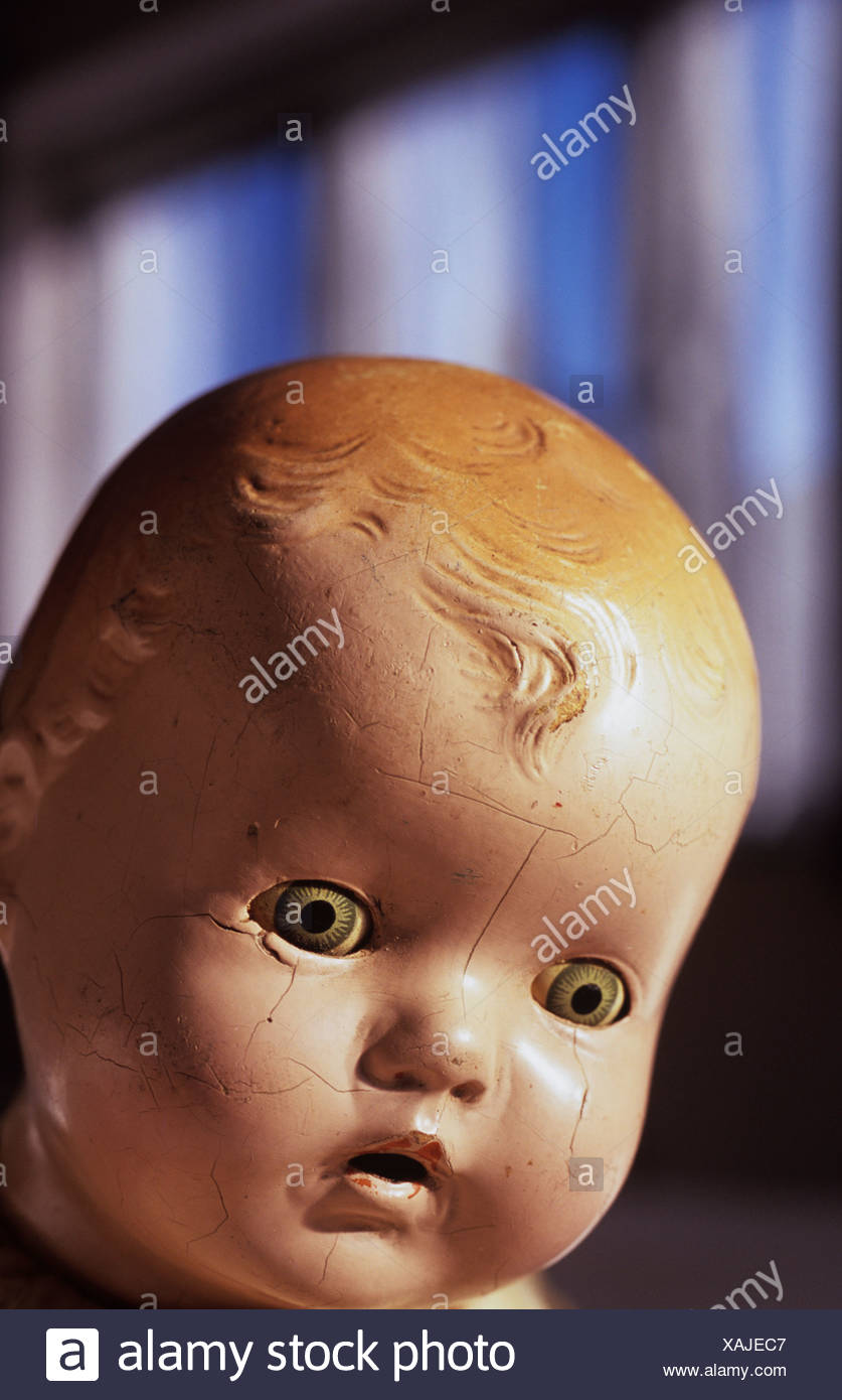 Uk England Norfolk Nahaufnahme Gesicht Traditionelle Baby Puppe Mit Hellen Grunen Augen Und Offenem Mund Und Risse Mit Fenstern Und Blauer Himmel Stockfotografie Alamy