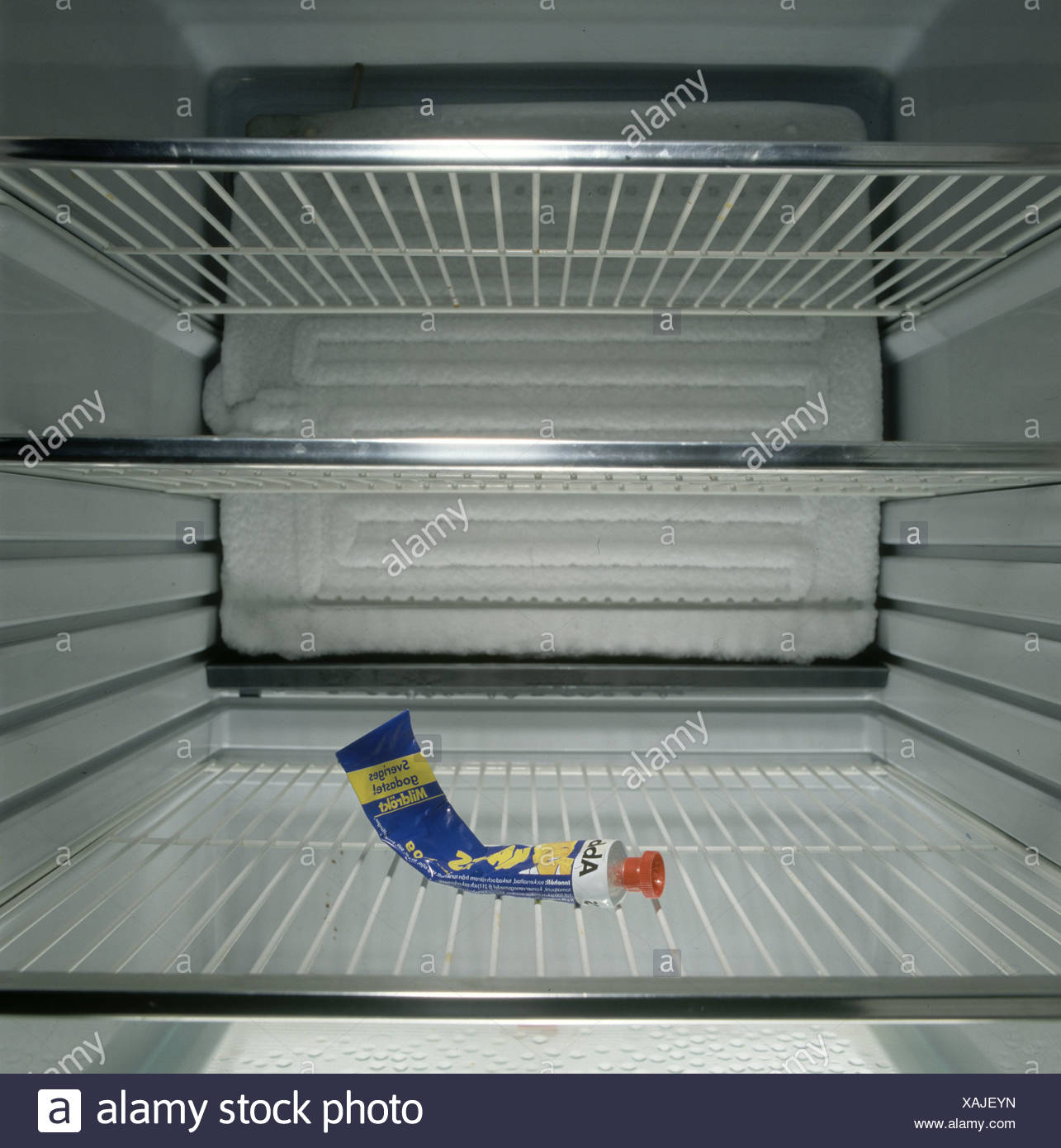 Leerer Kuhlschrank Mit Ausnahme Einer Rohre Stockfotografie Alamy