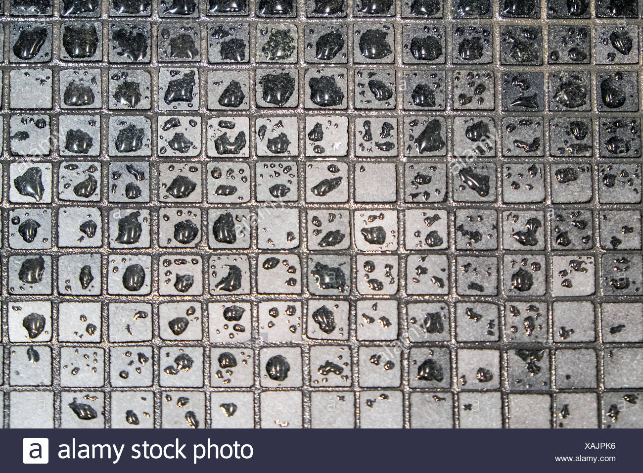 Nass Und Grau Mosaik Fliesen In Einem Badezimmer Stockfotografie Alamy