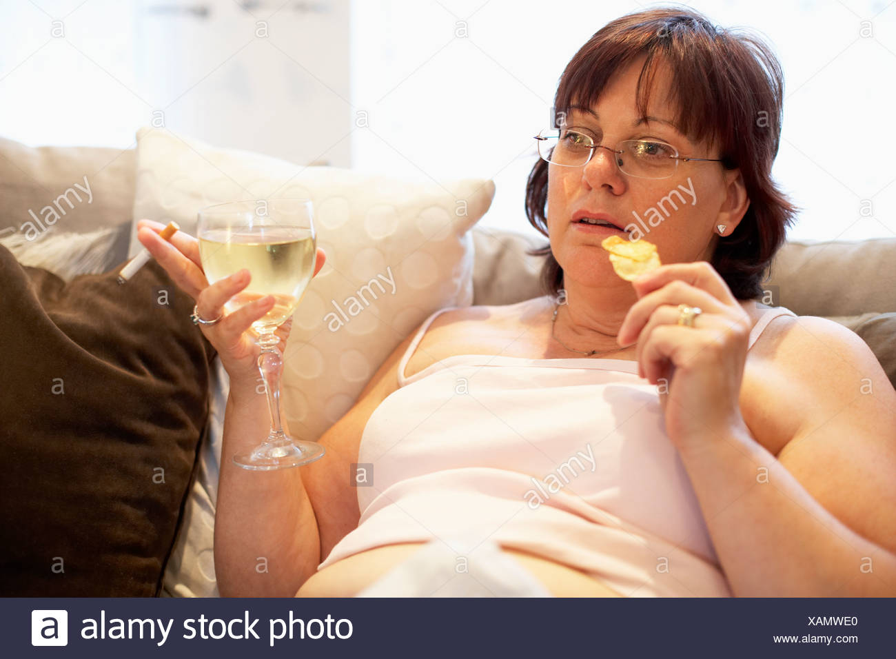 Ubergewichtige Frau Entspannend Auf Sofa Stockfotografie Alamy