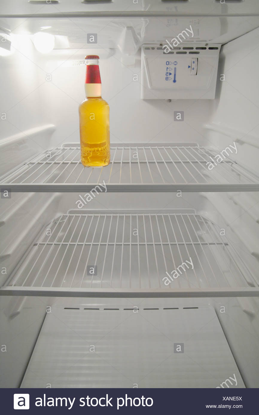 Leerer Kuhlschrank Flaschenbier Stockfotografie Alamy