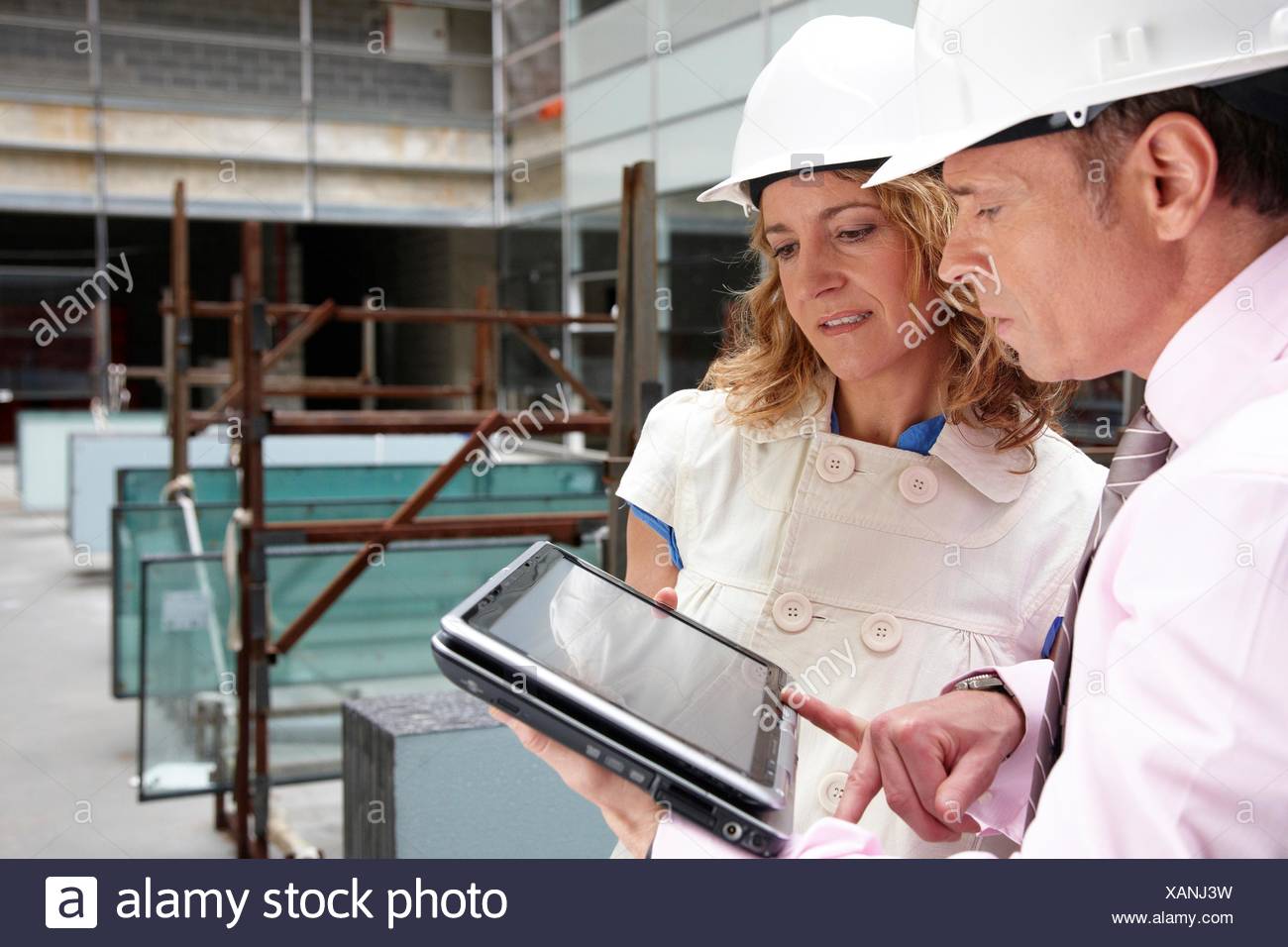 Architekt Und Bauherr Mit Tablet Pc In Baustelle Stockfotografie Alamy