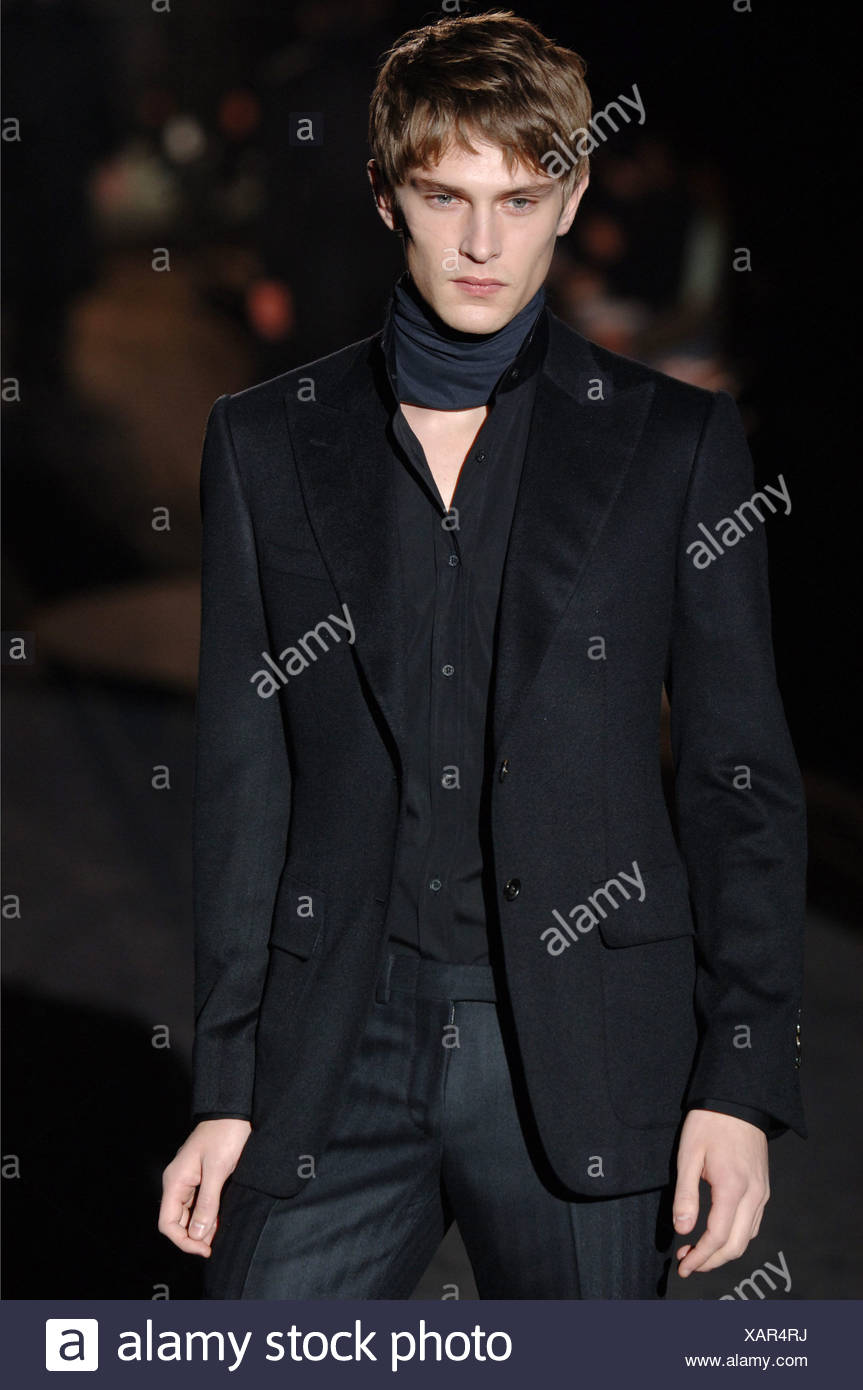 Gucci Herrenbekleidung Mailand A W Blonde Mann Tragt Einen Schwarzen Anzug Mit Schwarzen Button Down Hemd Und Schwarzer Schal Stockfotografie Alamy